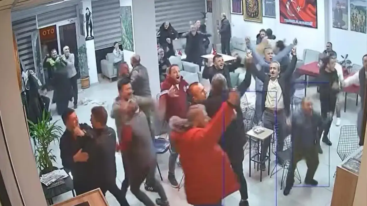 Son saniye golüyle salon yerinden oynadı: Taraftarın coşkusu kameraya yansıdı
