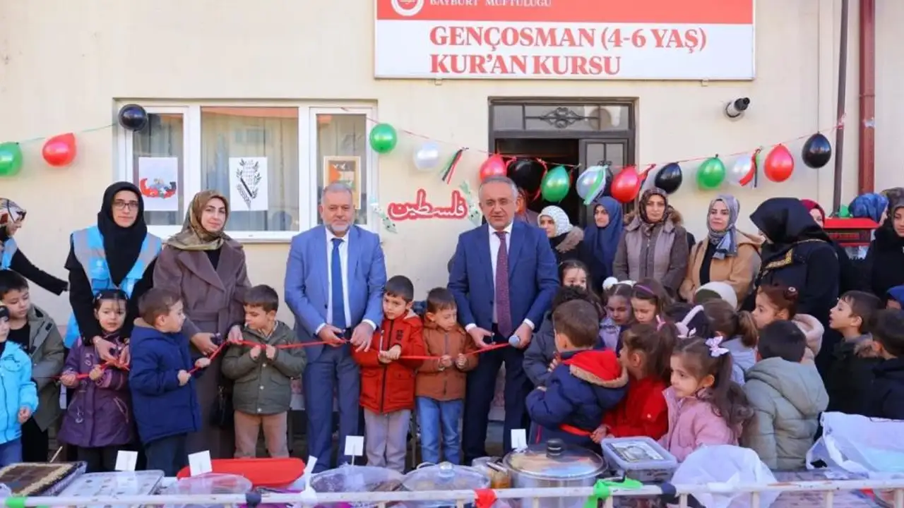Bayburt’ta Filistin yararına hayır çarşısı düzenlendi