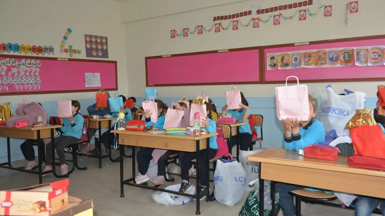 Ordu'da bir okulda sosyal sorumluluk projesi kapsamında 19 öğrenciye hediyeler dağıtıldı