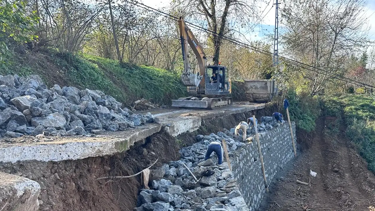 Trabzon Büyükşehir’den 18 ilçeye hizmet: Yollar taş duvarlarla güvenli hale geliyor