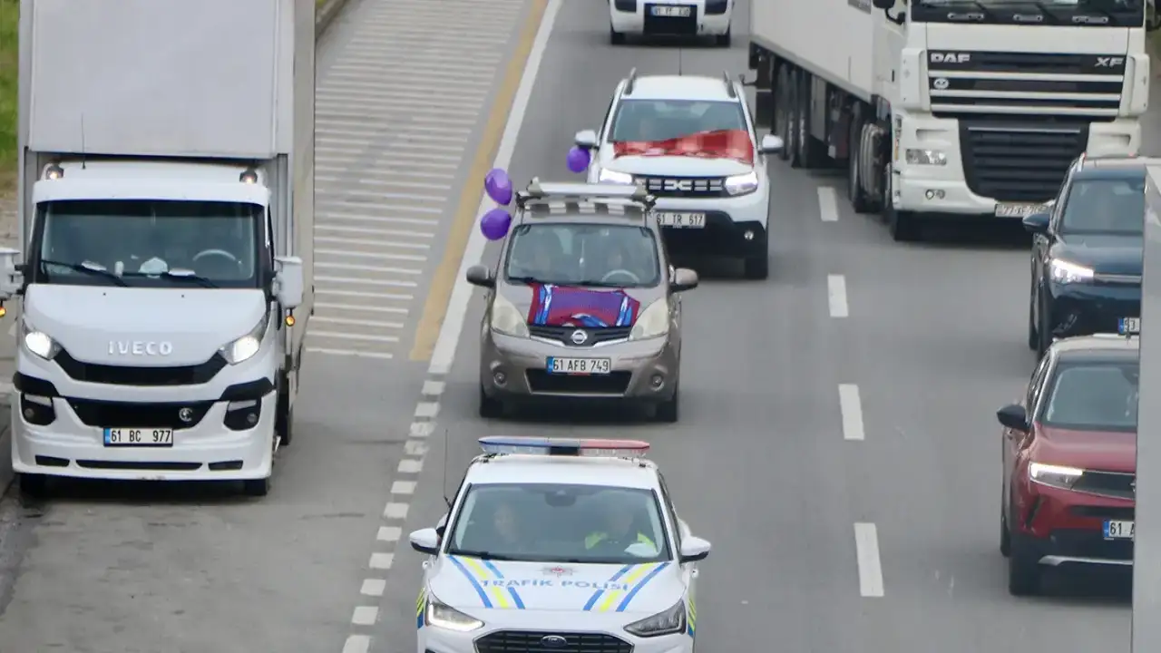 Trabzon’da kadınlar şiddete karşı konvoy düzenledi: “Sinem ve Tuğba unutulmadı”