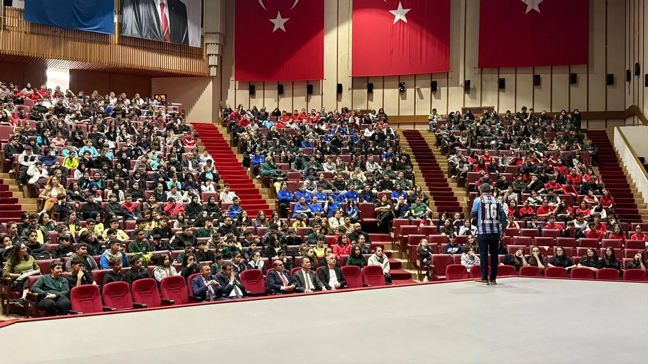 1100 öğrenciye sınav motivasyonu: Dr. Ömer Faruk Öndağ AKM’de konuştu