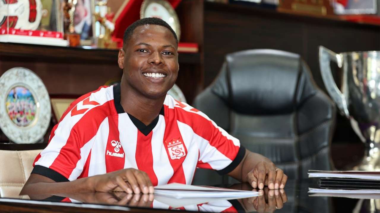 Sivasspor’da skandal :Oyuncu eşyalarını toplayıp kayboldu