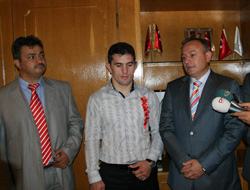 Vali Kızılcık'tan Çebi'ye ödül