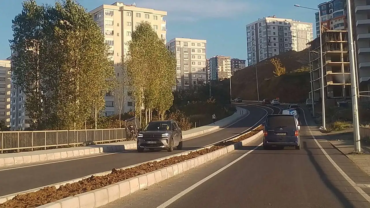 Yeni bulvar yapıldı: Söğütlü yolda kaldı