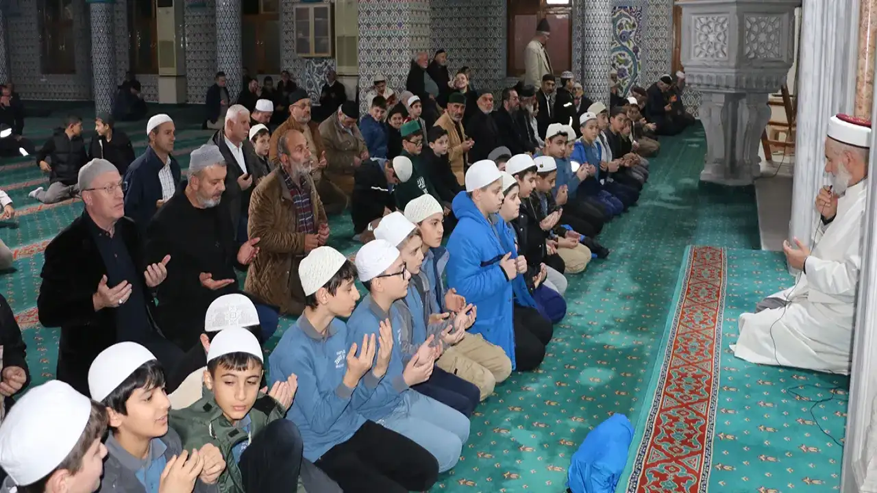 Trabzon'da vefat eden öğretmenler için hatmi şerif okundu