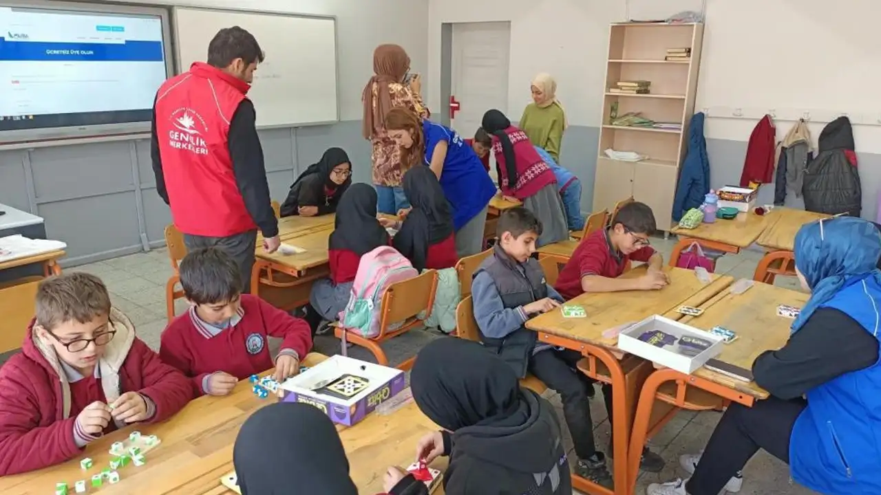 Bayburt Gençlik Merkezi’nden ziyaret: Öğrencilerle dart ve akıl-zeka oyunları oynandı