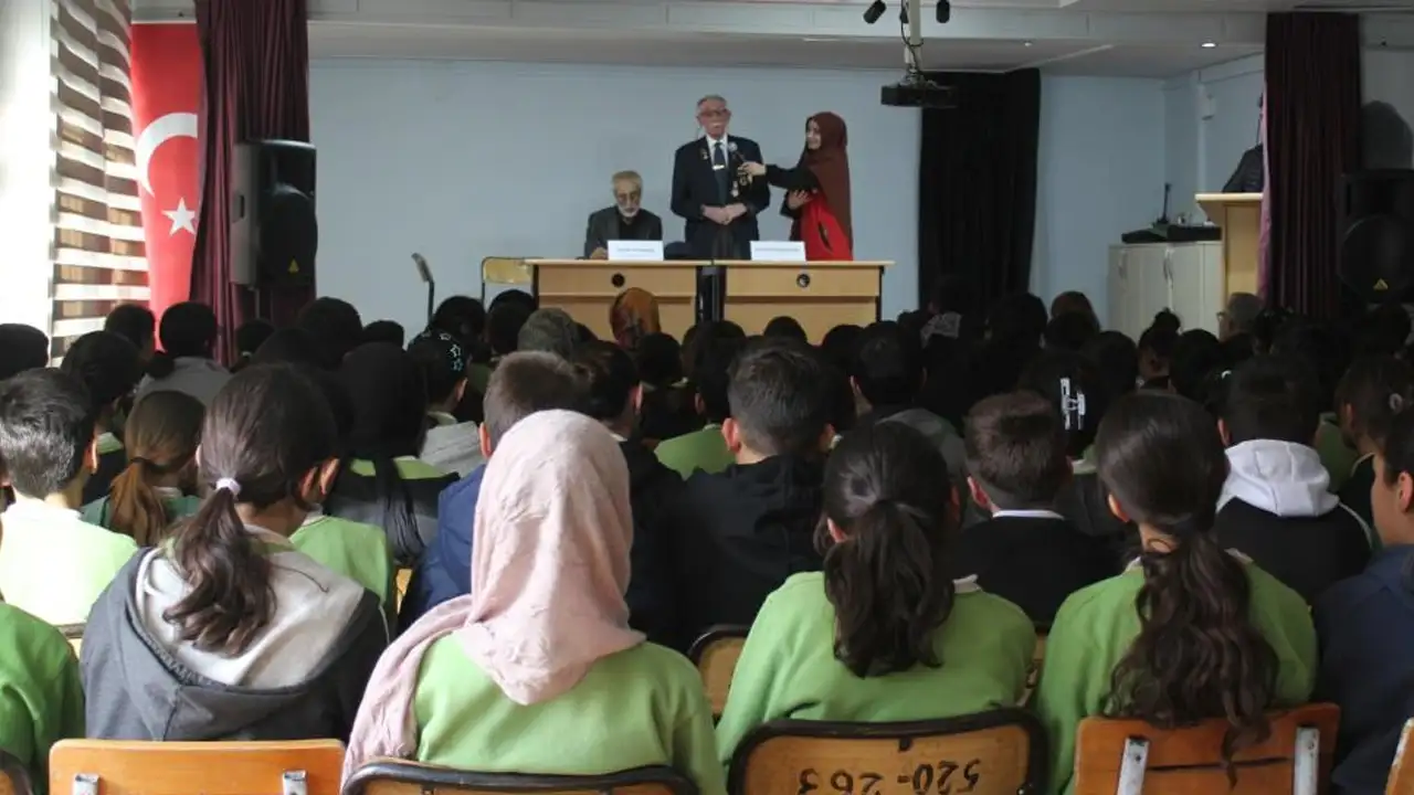 Bayburt’ta anlamlı buluşma: Öğrenciler kahramanlarla sohbet etti