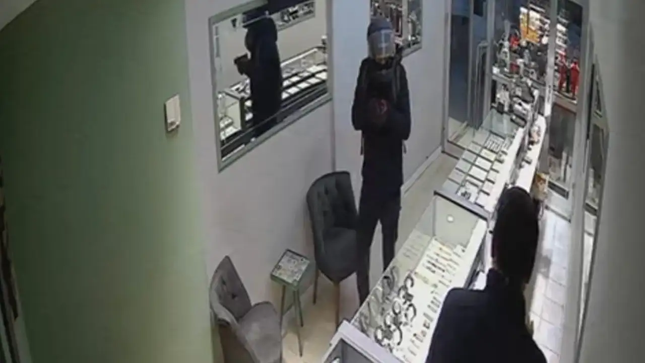 Ordu’da soyguncunun planı saniye saniye kamerada: Çalışanı bağlayıp 5 kilo altın çaldı