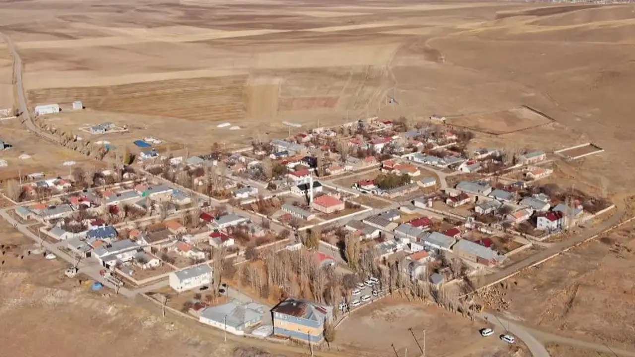 Trabzon’dan Van’a taşınan miras: 60 yıllık mahalle sonbaharda büyülüyor