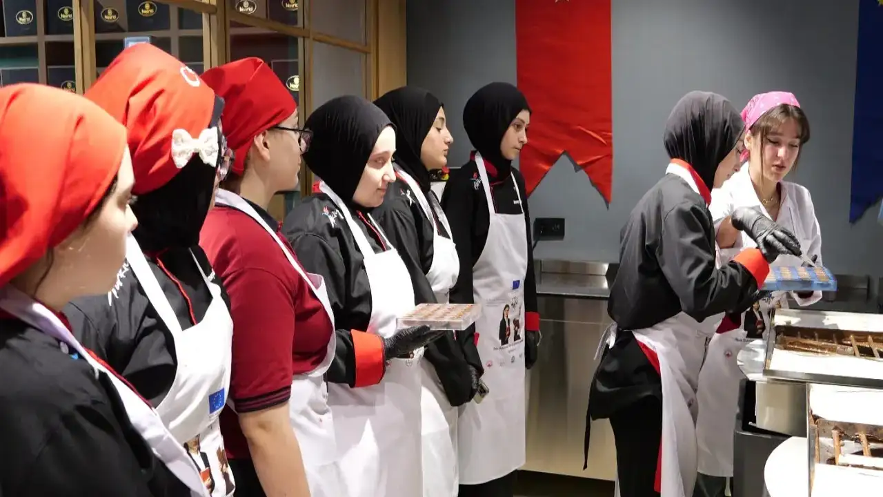 Trabzon’da genç kızlara çikolata atölyesiyle hak ve girişimcilik eğitimi