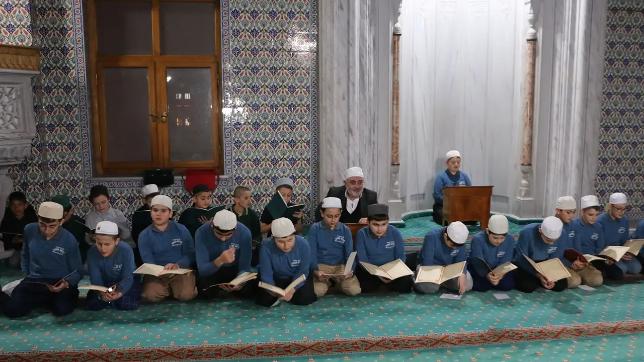 Of’ta Öğretmenler Günü’nde rahmetli öğretmenler için hatmi şerif okundu