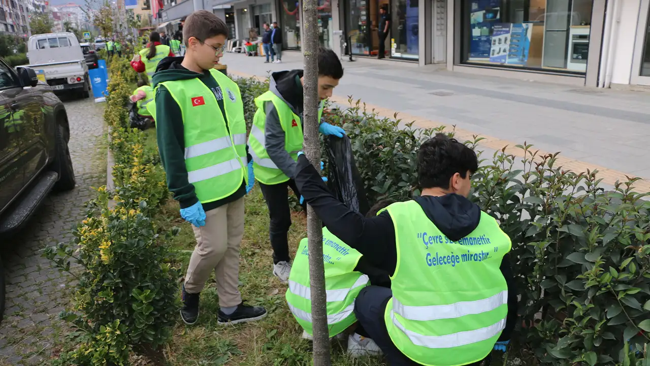 Of’ta temizlik seferberliği: Öğrenciler el ele verdi
