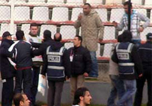 Maçta teknik direktör bıçaklandı