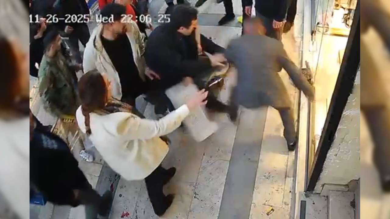 Gümüşhane'de bıçaklı saldırı kamerada: Kadını meyve kasaları ile kurtardılar