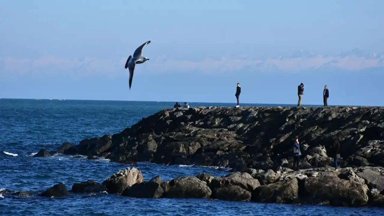Trabzon’da sürpriz hava: Yağış batıyı sardı, kentte günlük güneşlik