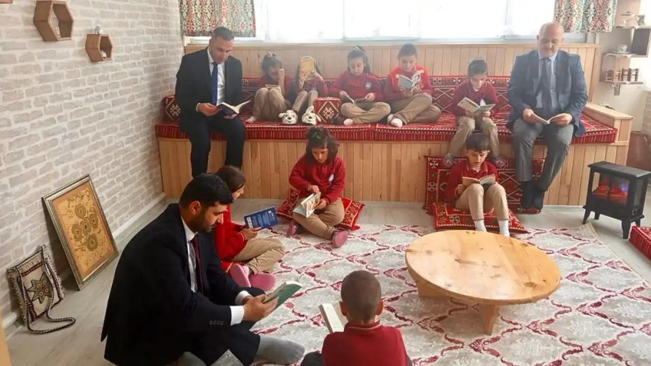 Bayburt’ta kitap sevgisi büyüyor: Müdürler öğrencilerle birlikte okudu