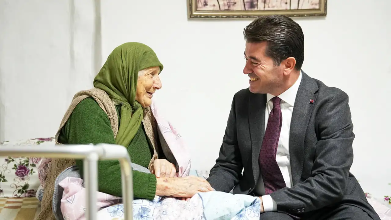 Başkan Kaya’dan yaşlı kadına ev ziyareti: Evi yenilendi