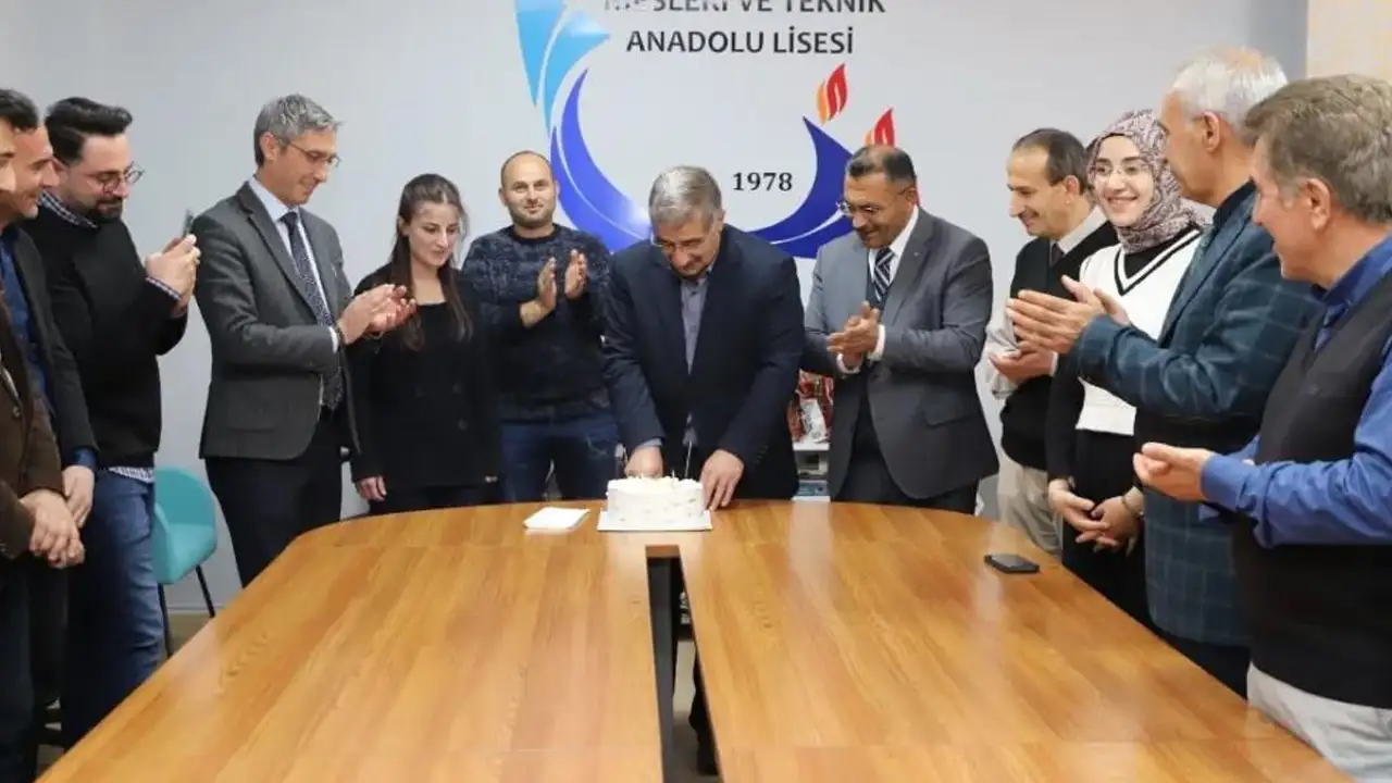 Bayburt'ta emekliye ayrılan müdüre veda programı düzenlendi