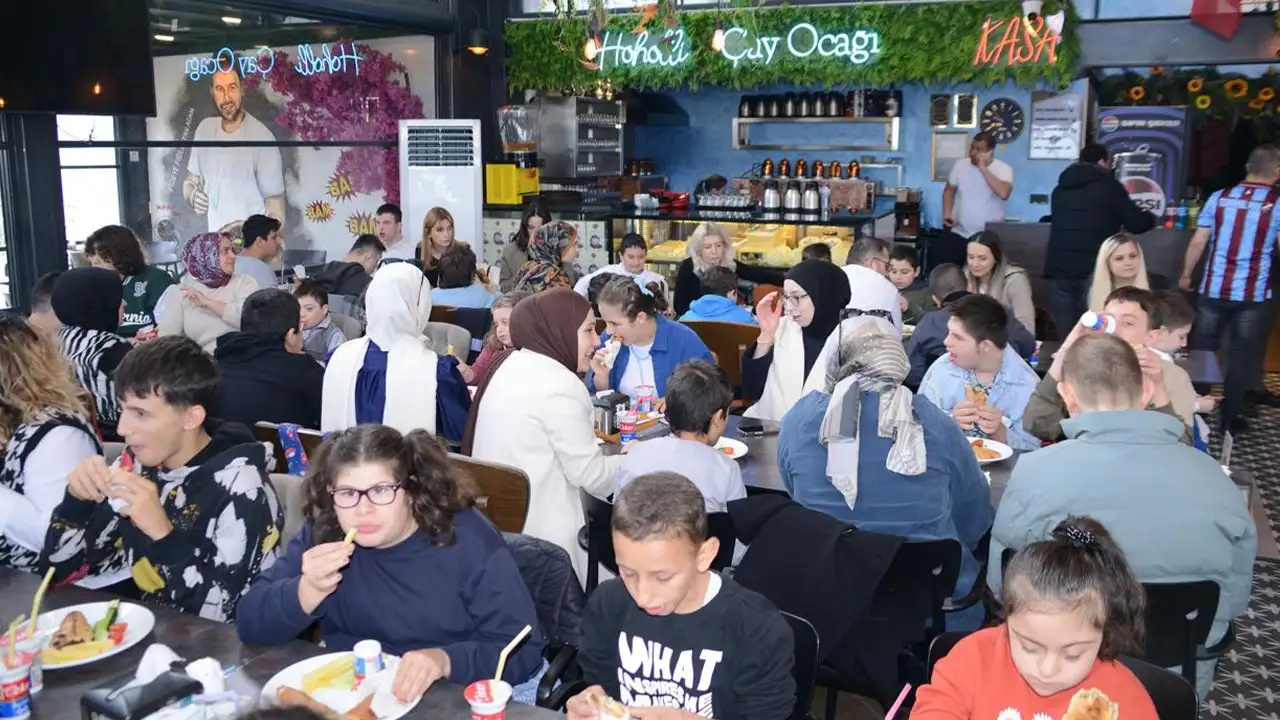 Yomra’da özel bireyler aynı sofrada buluştu: “Mutlulukları her şeye değer”