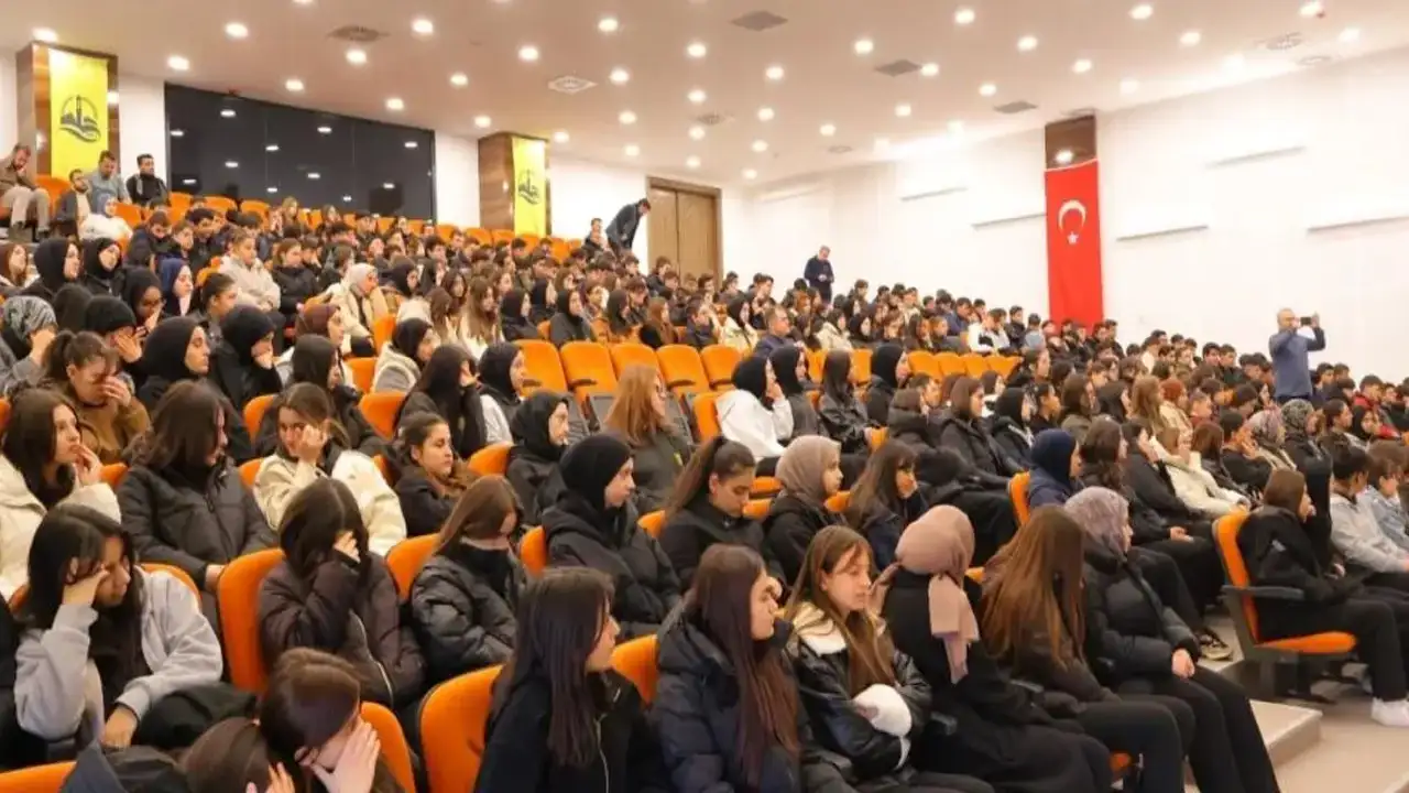 Bayburt’ta lise öğrencilerine “Gençlik ve Sorumluluk Bilinci” konferansı
