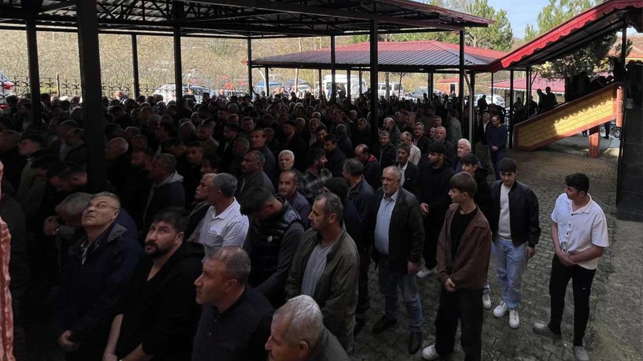 Bölgemizde sınıfta fenalaşan 11 yaşındaki suat kurtarılamadı; Abisinin de yıllar önce aynı şekilde kaybedildiği ortaya çıktı