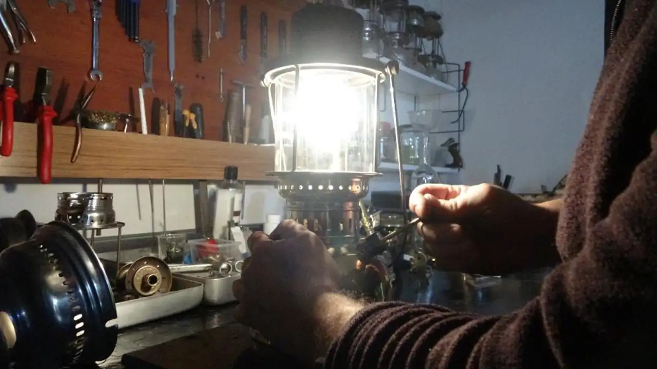 Giresun'da 100 yıllık lambalara yeniden hayat veriyor