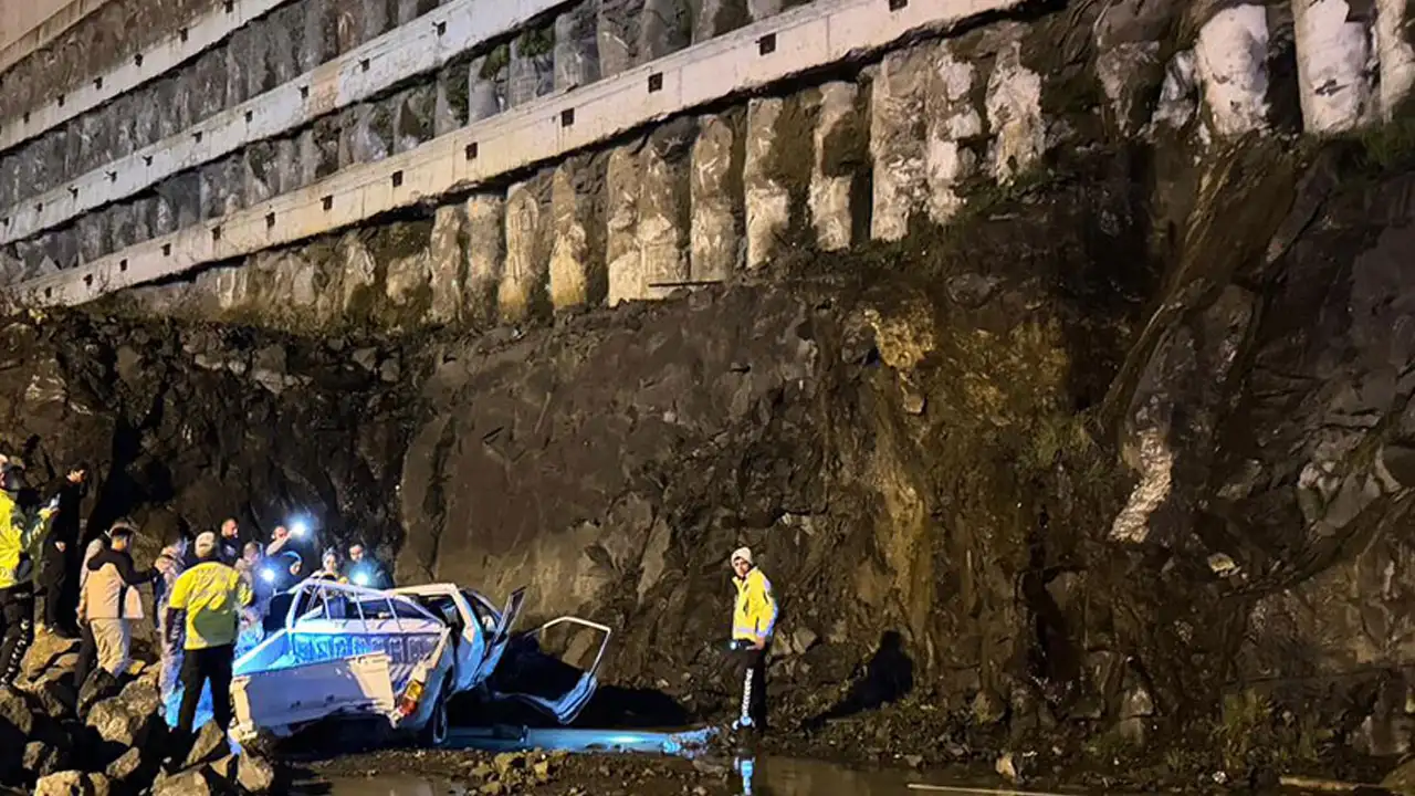 Rize’de bariyere çarpan kamyonet 40 metrelik boşluğa uçtu: Sürücü hayatını kaybetti