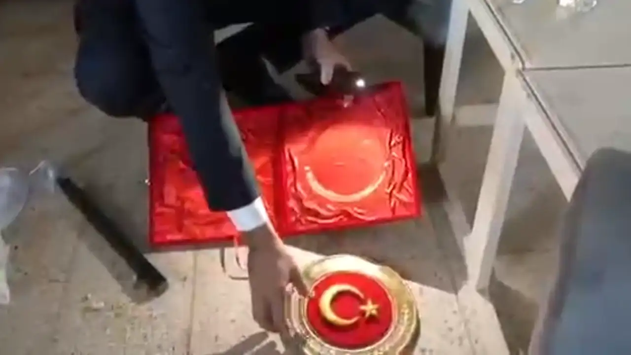 Trabzon'dan hediye gönderilen Türk bayrağını yakmaya çalıştılar