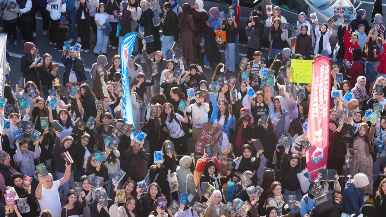 Trabzon Kitap Günleri’nde cumartesi izdihamı: Yazarlarla imza ve söyleşi yoğun ilgi gördü