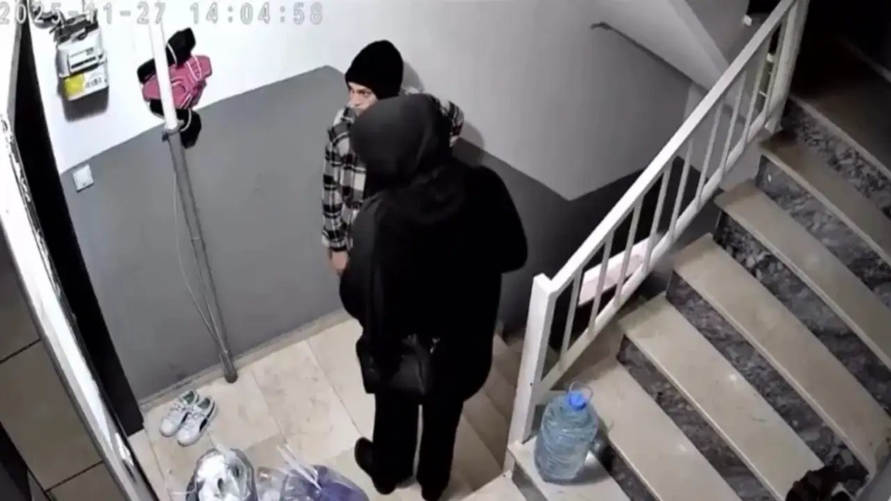 Trabzonlu ev sahibi kameradan bağlandı: Hırsızlık şüphesiyle kapıya dayanan 2 kadın kaçacak yer aradı