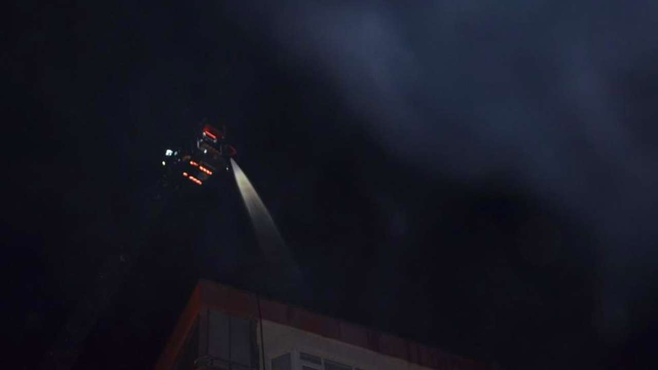 Samsun’da 7 katlı binanın çatısında korkutan yangın