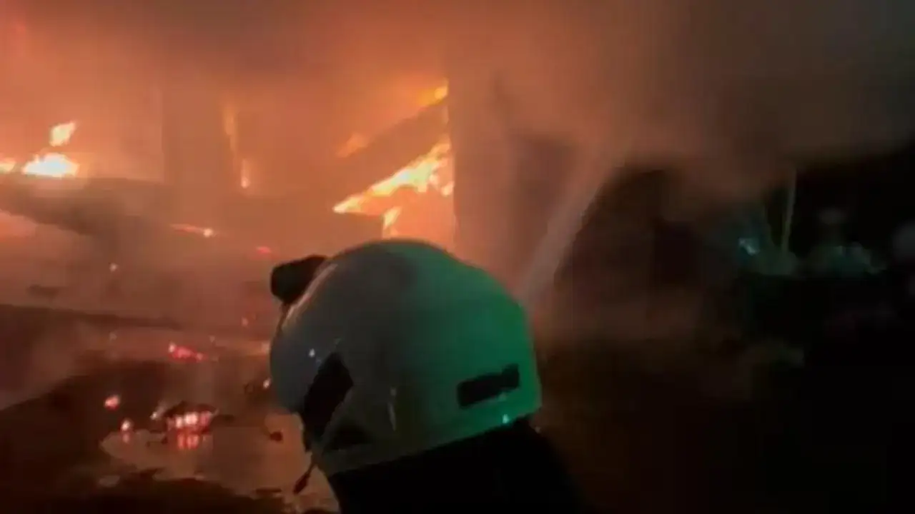 Rize’de 3 katlı binada yangın paniği: Alevler geceyi sardı