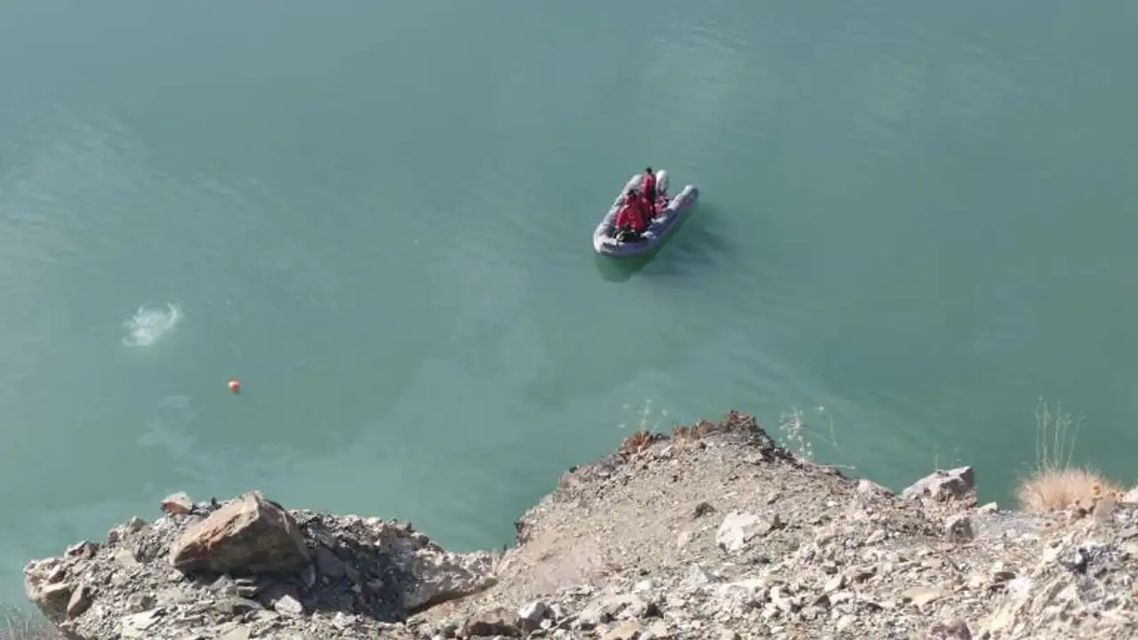 Van’da otomobil baraja uçtu: 2 ölü, 1 kişi aranıyor