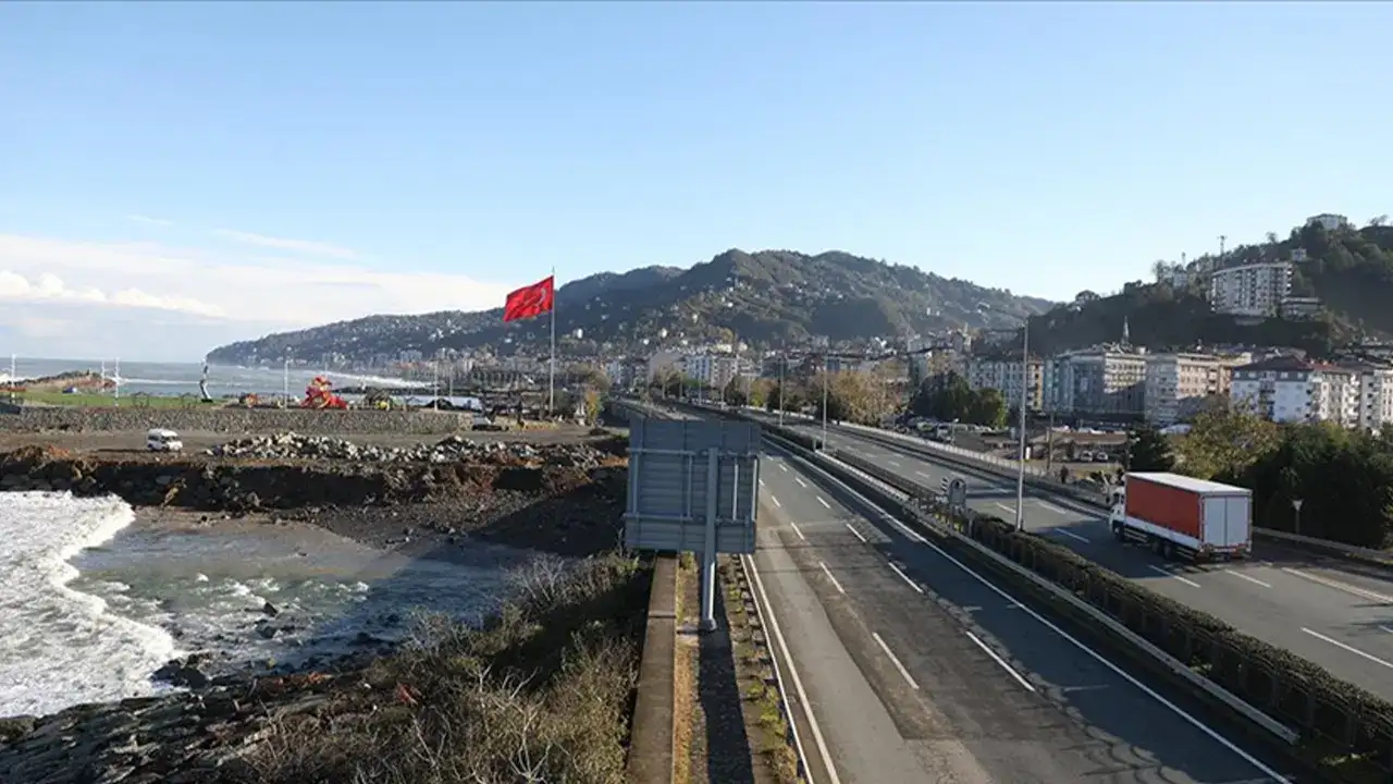 Trabzon-Rize yönünde ulaşım kapatıldı: Karayolları sürücülere güzergâh uyarısı yaptı