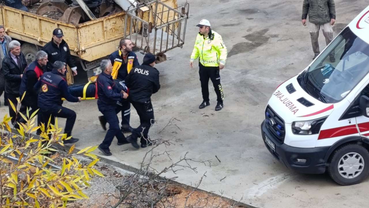 Trabzon plakalı araç Gümüşhane’de dereye uçtu: Ekipler zamanla yarıştı