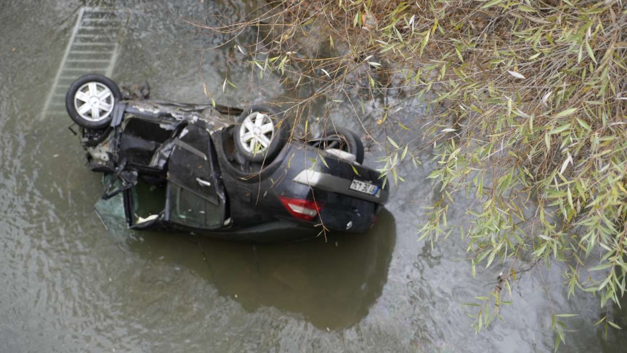 Dereye uçan Trabzon plakalı araçtan acı haber geldi: Hayatını kaybetti