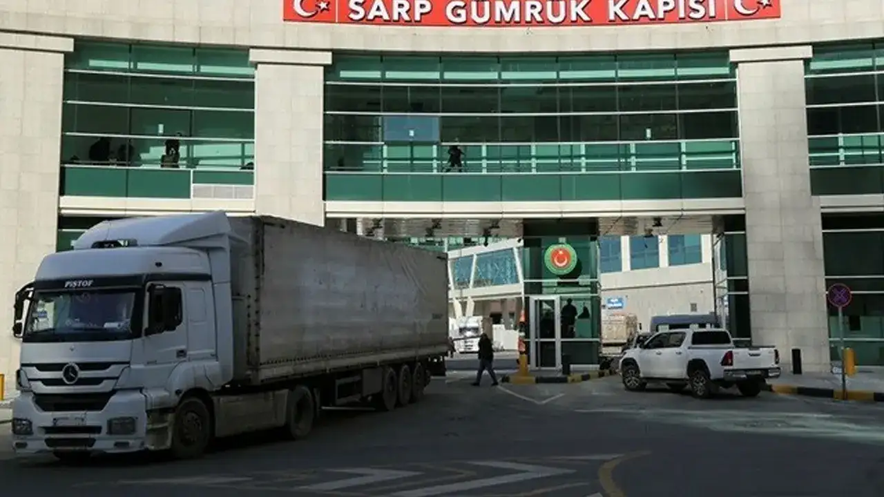 Artvin’de tır trafiği rekor kırdı