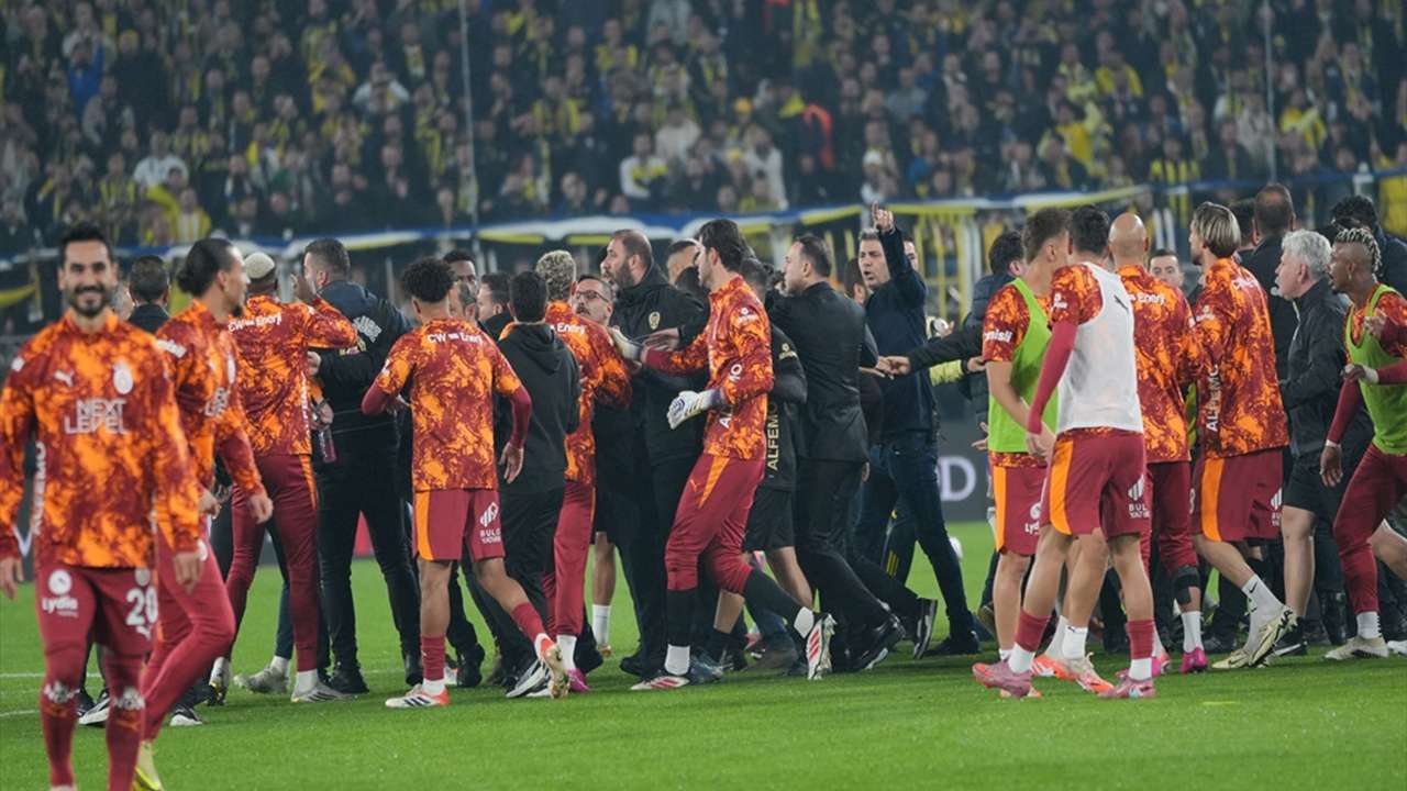 Maç başlamadan kavga çıktı: Derbide gerilim zirve yaptı