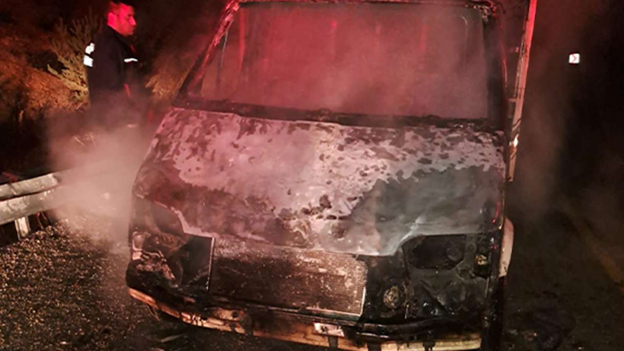 Bölgemizde seyir halindeki kamyonet bir anda alev aldı