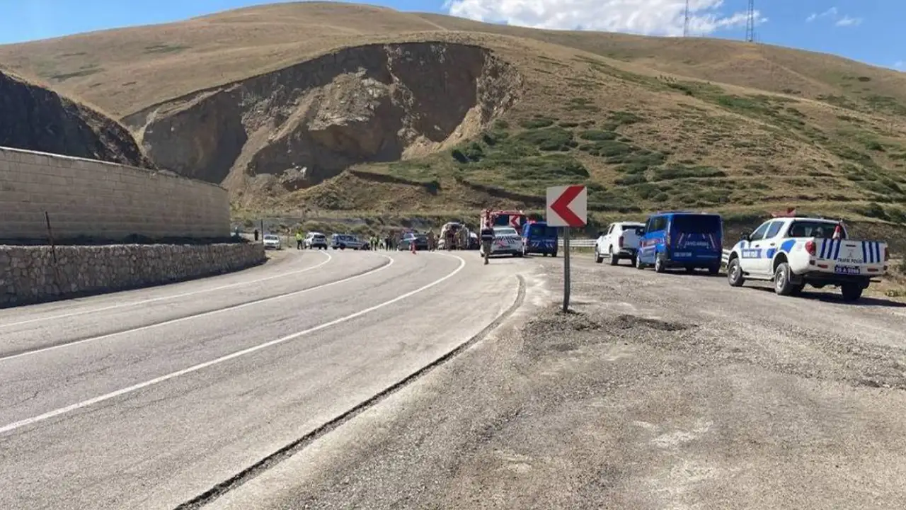 Bayburt-Erzurum il sınırı yolu bakımda: Trafik düzenlemesi yapıldı