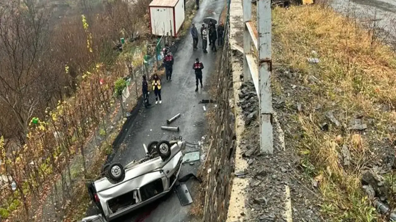 Artvin’de feci kaza: 7 metrelik refüjden aşağıya düştü