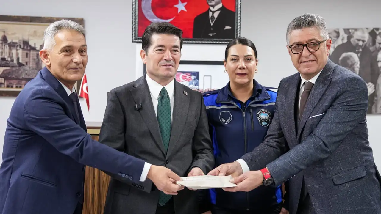 Ortahisar zabıta personelinden öğrencilere destek: 42 bin TL’lik burs bağışı