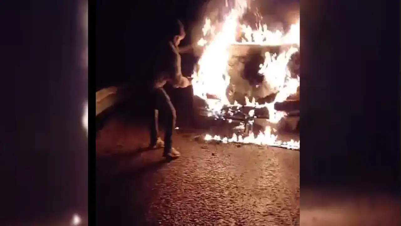 Gümüşhane’de seyir halindeki kamyonet alev aldı