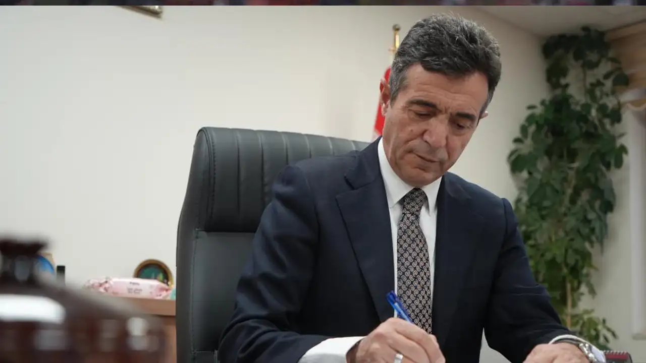 Bayburt'ta 40 yıl sonra mezun olduğu okuluna dönen müdür günlük tutuyor