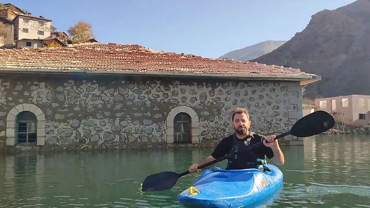 Artvin Yusufeli barajı sularına gömülen köy camisine kanoyla ziyaret