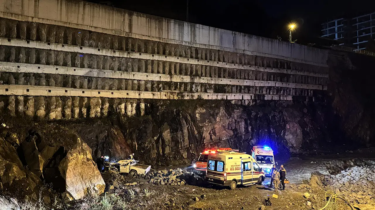 Rize’de kamyonet bariyere çarpıp boşluğa düşmüştü: İşte feci kazanın görüntüleri