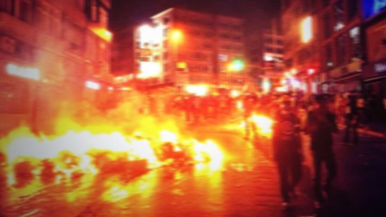 Komşuda sokaklar karıştı: 2 polis yaralandı,10 gözaltı