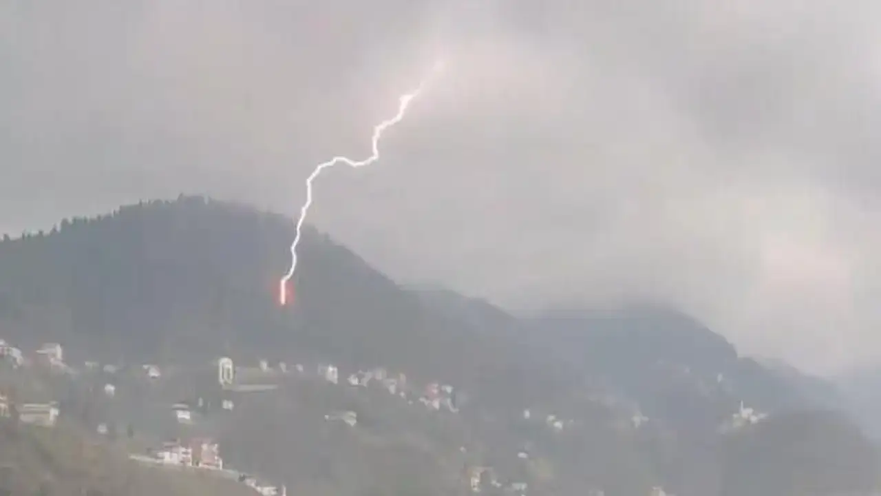 Bölgede etkili yağmur: Şimşekler işte böyle kaydedildi