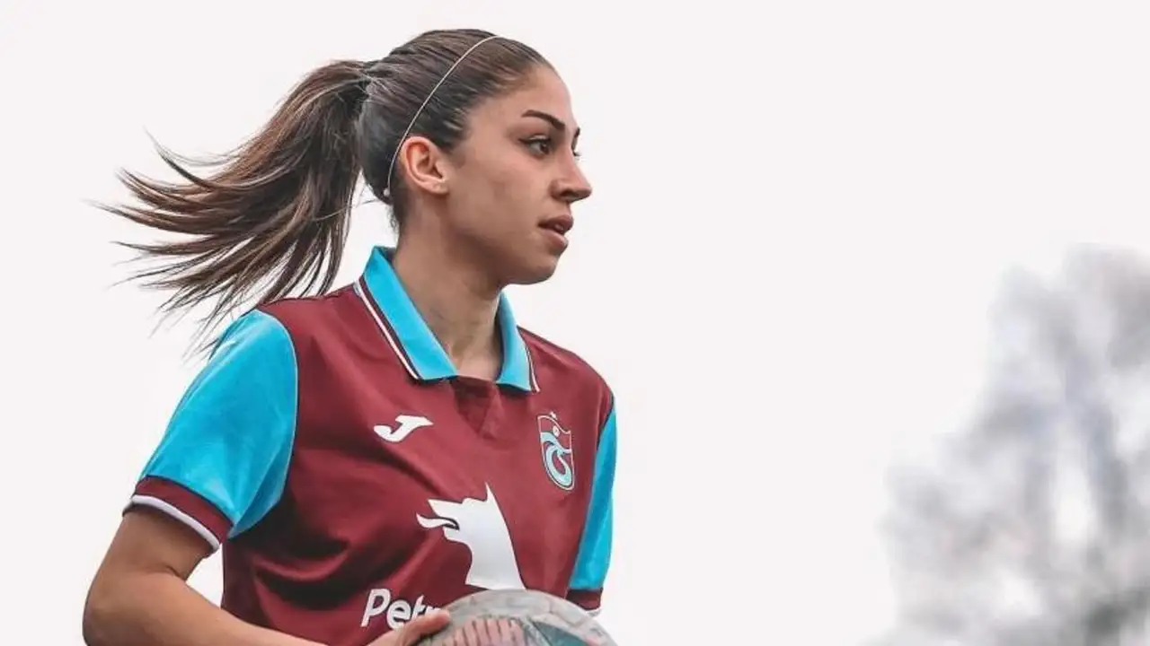 Trabzonspor’un eski yıldızı Rümeysa Akkuş ABD’de şampiyonluk kupasını kaldırdı